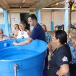 Alunas aprendem a trocar a boia da caixa dagua